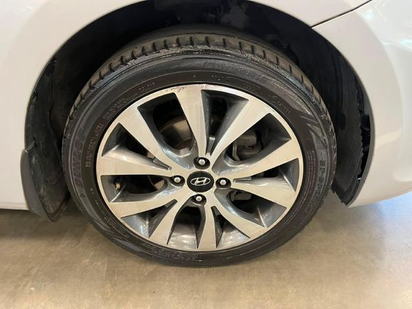 2017-Hyundai-Accent-16-GLS-Fluid-Auto image:8
