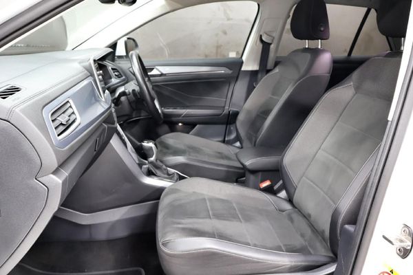 2024-Volkswagen-T-Roc-14-TSI-Design-Auto image:10