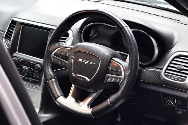 2015-Jeep-Grand-Cherokee-64-SRT image:11