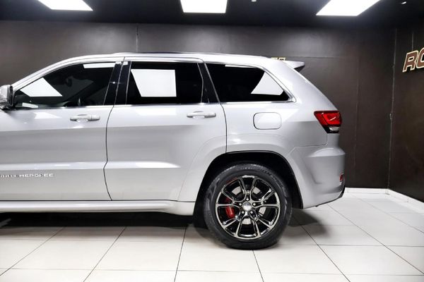 2015-Jeep-Grand-Cherokee-64-SRT image:4