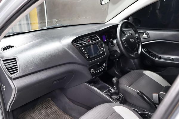 2020-Hyundai-i20-12-Fluid image:10