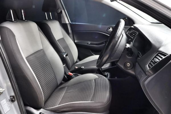 2020-Hyundai-i20-12-Fluid image:12