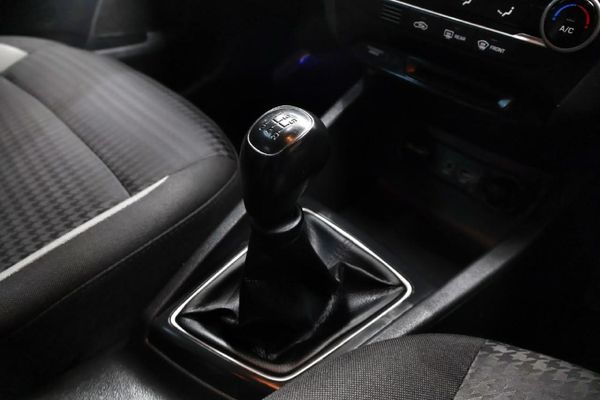 2020-Hyundai-i20-12-Fluid image:17