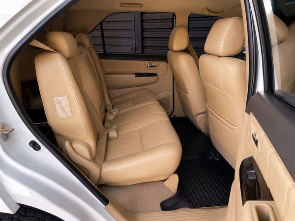 2013-Toyota-Fortuner-40-V6-Auto-4x4 image:9