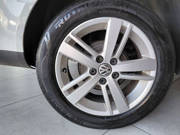 2014-Volkswagen-Polo-Vivo-GP-16-Comfortline image:10