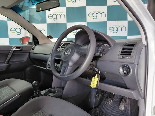 2014-Volkswagen-Polo-Vivo-GP-16-Comfortline image:13