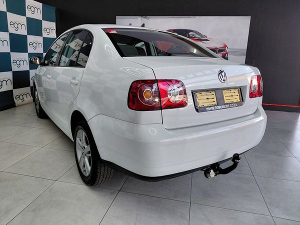 2014-Volkswagen-Polo-Vivo-GP-16-Comfortline image:7