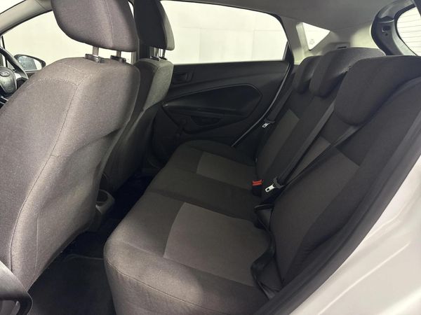 2016-Ford-Fiesta-10-EcoBoost-Ambiente-Auto-5-dr image:3