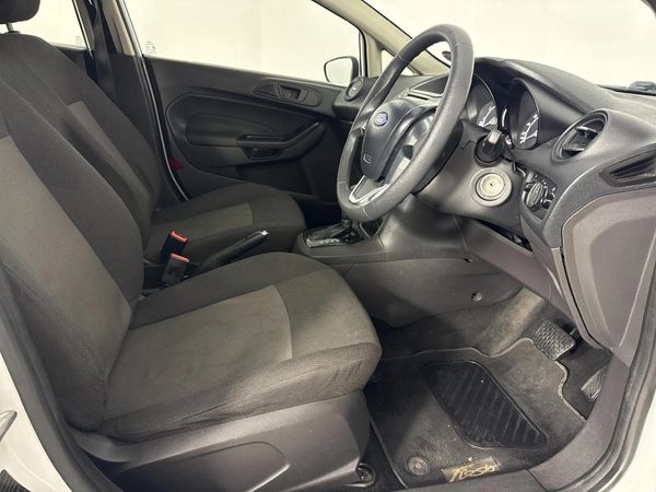 2016-Ford-Fiesta-10-EcoBoost-Ambiente-Auto-5-dr image:6