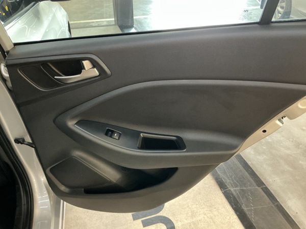 2016-Hyundai-i20-14-Fluid-Auto image:11