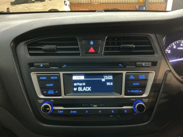 2016-Hyundai-i20-14-Fluid-Auto image:17