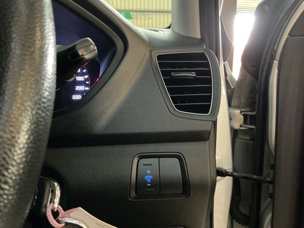 2016-Hyundai-i20-14-Fluid-Auto image:21