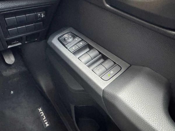 2026-Toyota-Hilux-28-GD-6-RB-SRX-4x4-Auto-Double-Cab image:14