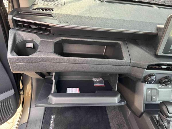 2026-Toyota-Hilux-28-GD-6-RB-SRX-4x4-Auto-Double-Cab image:16