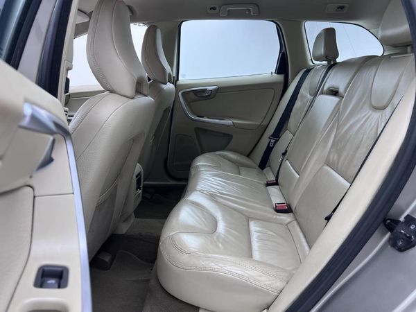 2011-Volvo-XC60-20-T-Auto image:9