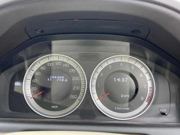 2011-Volvo-XC60-20-T-Auto image:7