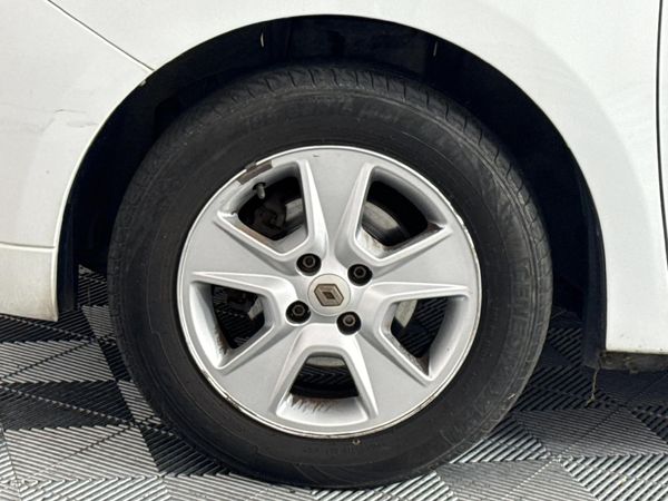 2014-Renault-Sandero-900T-Dynamique image:4