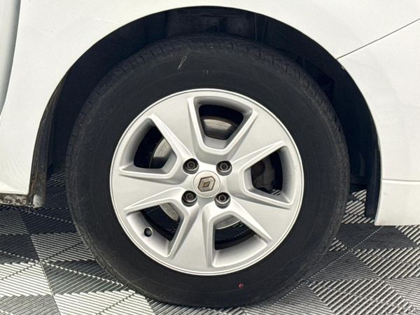 2014-Renault-Sandero-900T-Dynamique image:5
