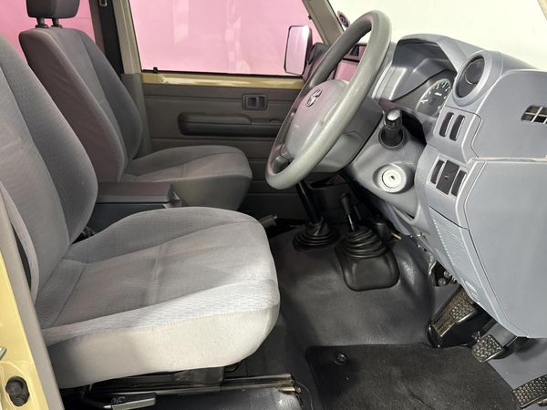 2020-Toyota-Land-Cruiser-79-42-D-Double-Cab image:6