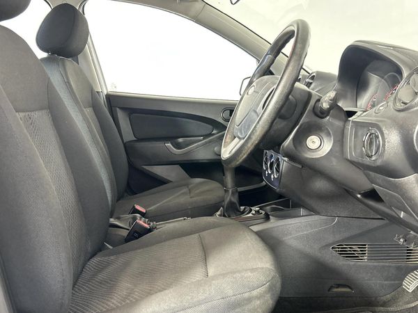 2013-Ford-Figo-14-Ambiente image:9