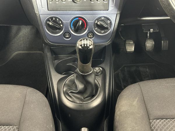 2013-Ford-Figo-14-Ambiente image:10
