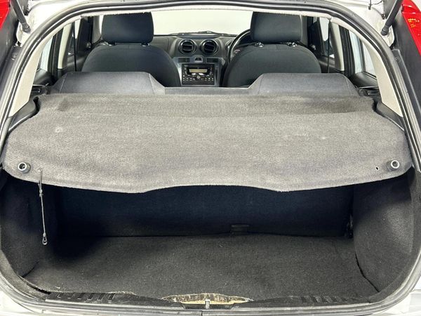 2013-Ford-Figo-14-Ambiente image:13