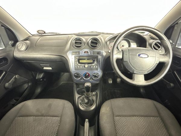 2013-Ford-Figo-14-Ambiente image:1