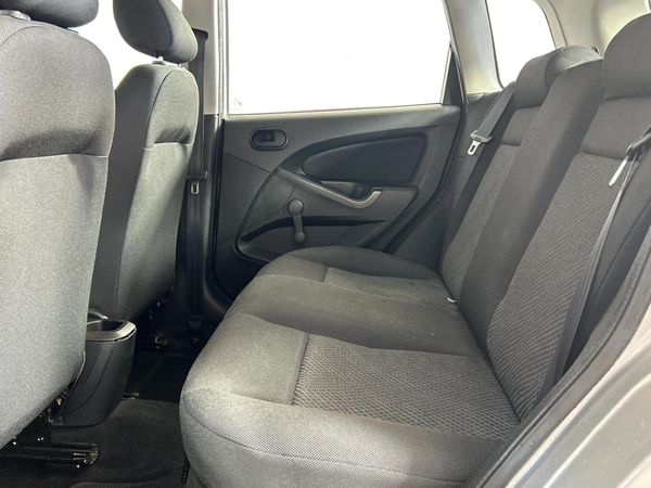 2013-Ford-Figo-14-Ambiente image:3