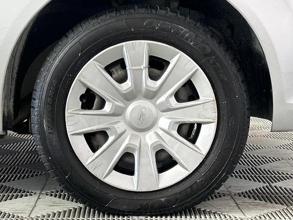 2013-Ford-Figo-14-Ambiente image:5