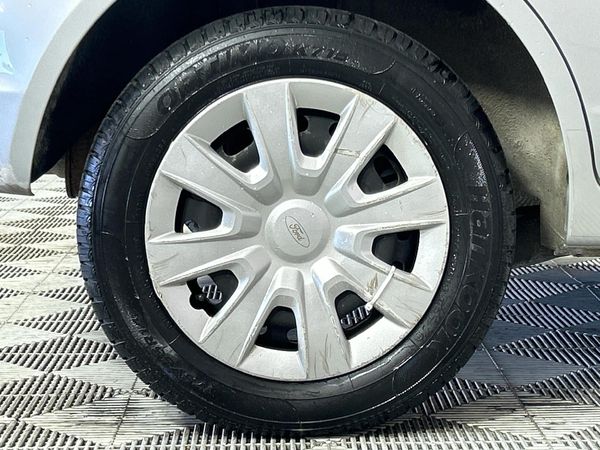 2013-Ford-Figo-14-Ambiente image:7