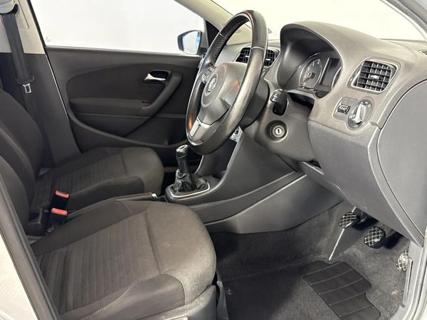2010-Volkswagen-Polo-16-Comfortline-5-dr image:9