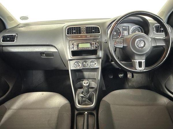 2010-Volkswagen-Polo-16-Comfortline-5-dr image:1
