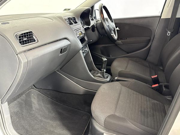 2010-Volkswagen-Polo-16-Comfortline-5-dr image:8