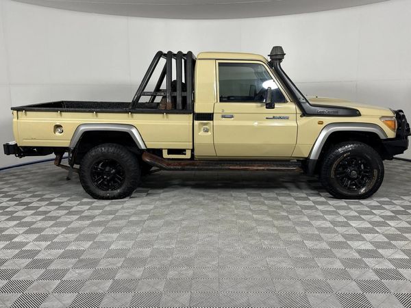 2020-Toyota-Land-Cruiser-79-45-D-Single-Cab image:12