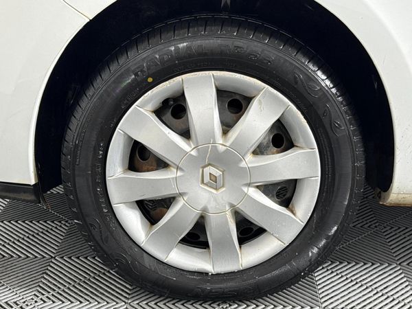 2013-Renault-Clio-III-16-Yahoo-5-dr image:4