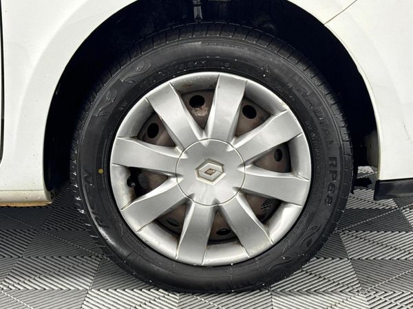 2013-Renault-Clio-III-16-Yahoo-5-dr image:5