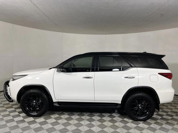 2020-Toyota-Fortuner-28-GD-6-4x4-Epic-Black-Auto image:17