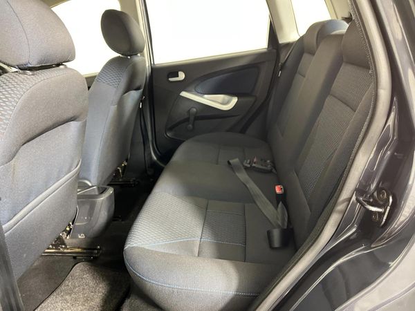2014-Ford-Figo-14-Trend image:3