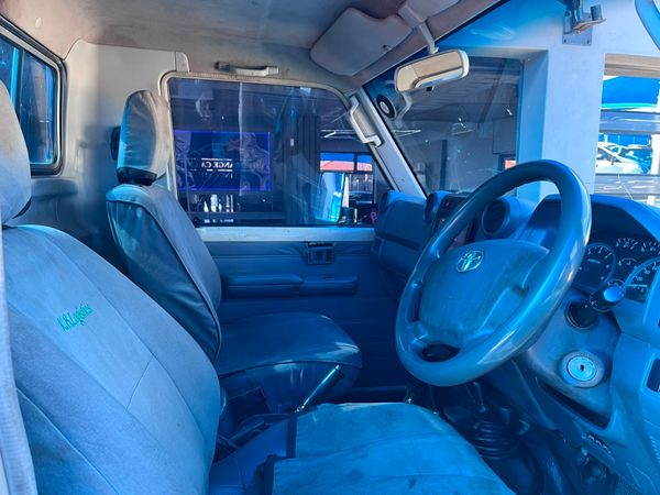 2015-Toyota-Land-Cruiser-79-42-D-Single-Cab image:9