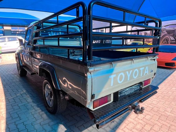 2015-Toyota-Land-Cruiser-79-42-D-Single-Cab image:3