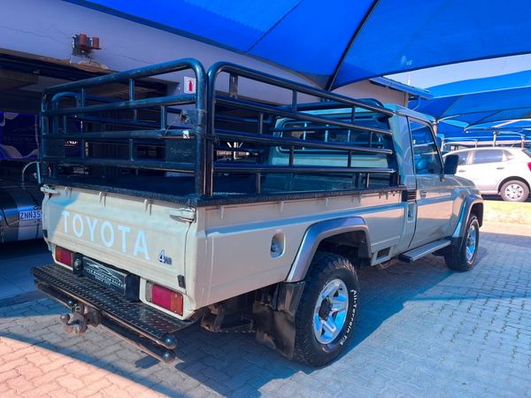 2015-Toyota-Land-Cruiser-79-42-D-Single-Cab image:4