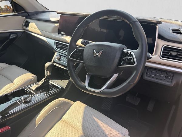 2024-Mahindra-XUV-700-20-AX7L-Auto-7-Seat image:12