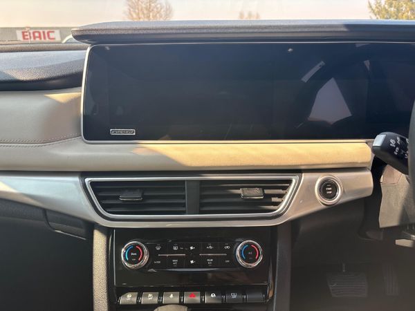 2024-Mahindra-XUV-700-20-AX7L-Auto-7-Seat image:19