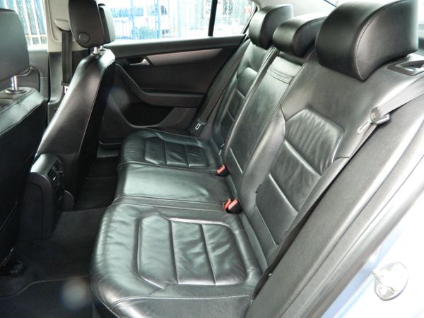 2013-Volkswagen-Passat-20-TDI-Comfortline-Auto-103kW image:4