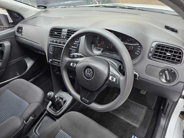 2018-Volkswagen-Polo-Vivo-14-Comfortline-5-dr image:11