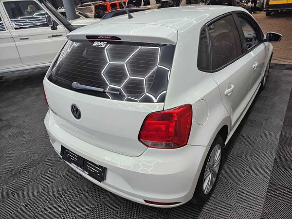 2018-Volkswagen-Polo-Vivo-14-Comfortline-5-dr image:7