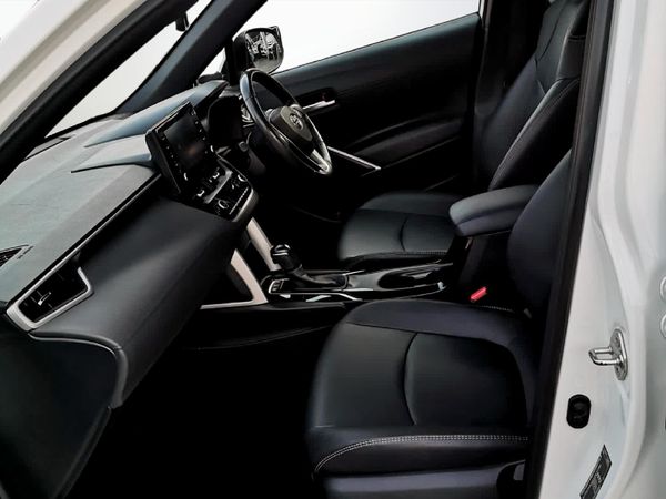 2024-Toyota-Corolla-Cross-18-XS-Hybrid image:6
