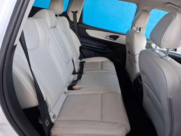 2023-Mahindra-XUV-700-20-AX7L-Auto-7-Seat image:10