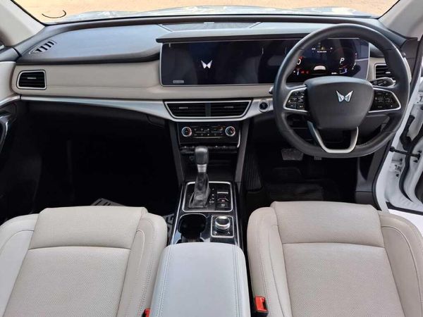 2023-Mahindra-XUV-700-20-AX7L-Auto-7-Seat image:12