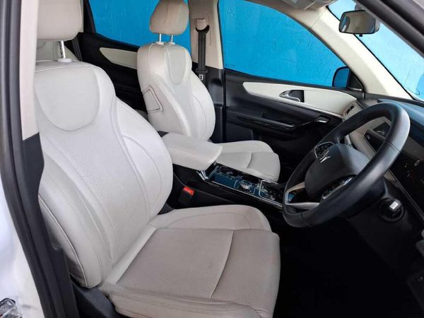 2023-Mahindra-XUV-700-20-AX7L-Auto-7-Seat image:8